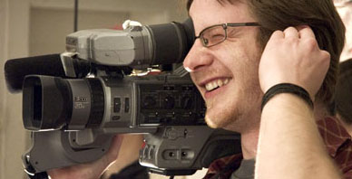 Oliver Jungwirth mit Kamera beim Filmen